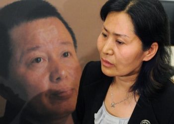 Geng He, moglie di Gao Zhisheng, davanti alla gigantografia del marito, scomparso in Cina