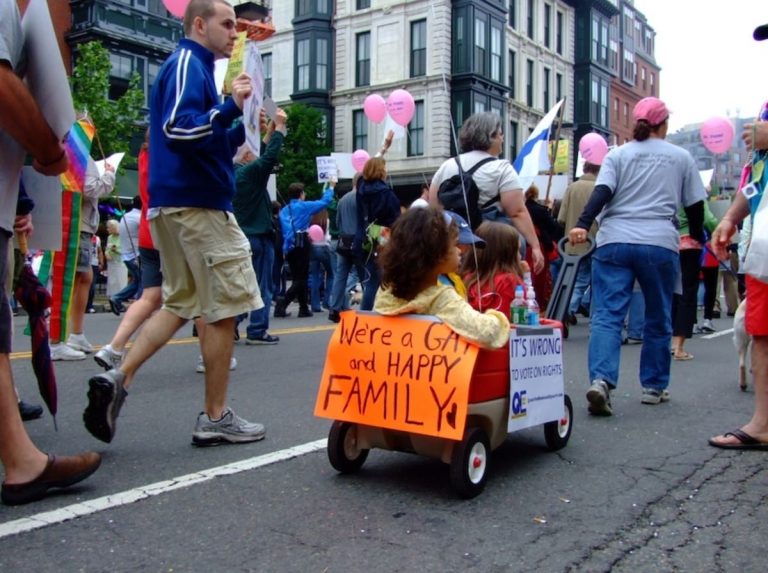Adozioni gay. I “nuovi diritti” passano dal globalismo giudiziario