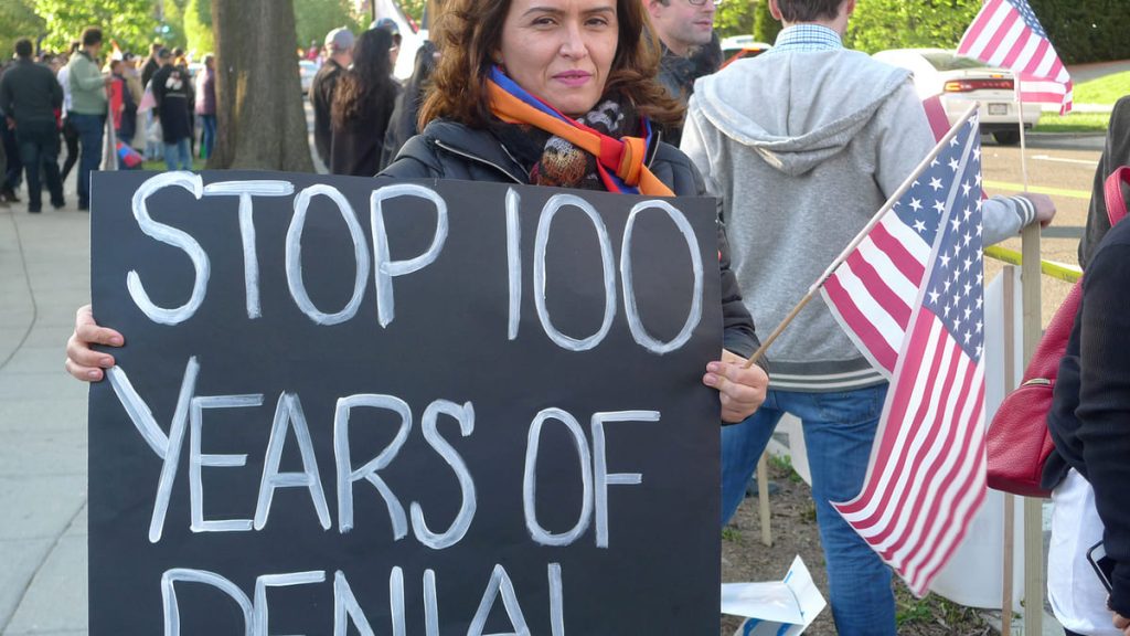 Una donna negli Stati Uniti regge un cartello per chiedere al suo paese di riconoscere il genocidio armeno