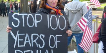 Una donna negli Stati Uniti regge un cartello per chiedere al suo paese di riconoscere il genocidio armeno