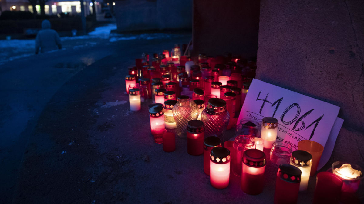 Candele accese a Berlino per le vittime del Covid-19