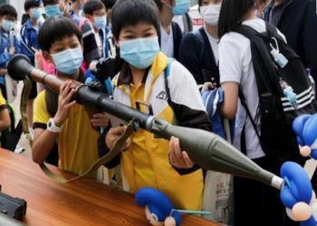 I bambini di Hong Kong provano armi giocattolo durante la giornata di educazione sulla sicurezza nazionale