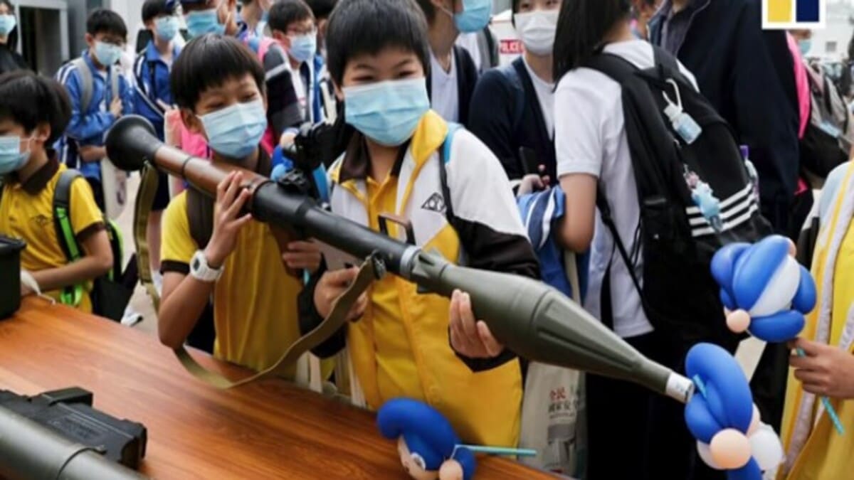 I bambini di Hong Kong provano armi giocattolo durante la giornata di educazione sulla sicurezza nazionale