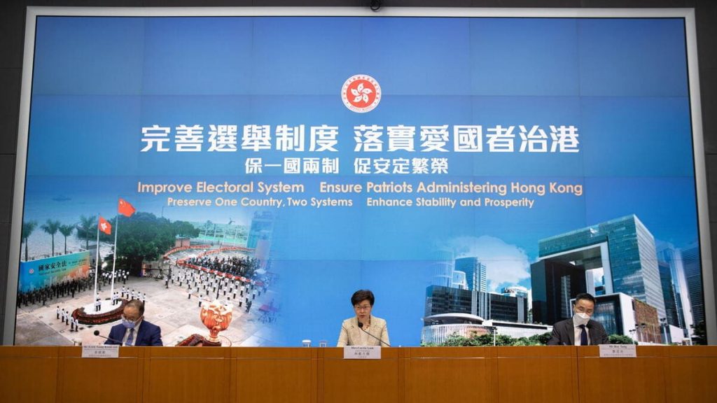 Carrie Lam presenta a Hong Kong i nuovi regolamenti e reati riguardanti la legge elettorale