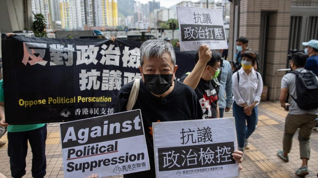 Lee Cheuk-yan protesta a Hong Kong prima del suo processo