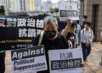 Lee Cheuk-yan protesta a Hong Kong prima del suo processo