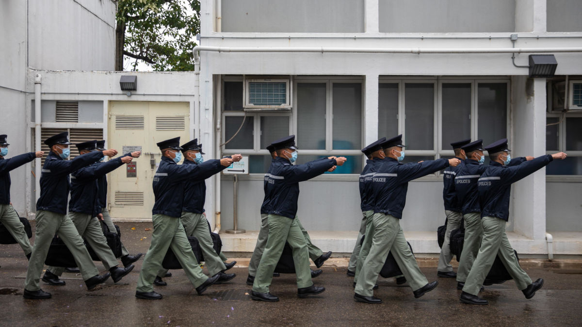 Agenti di polizia in parata a Hong Kong