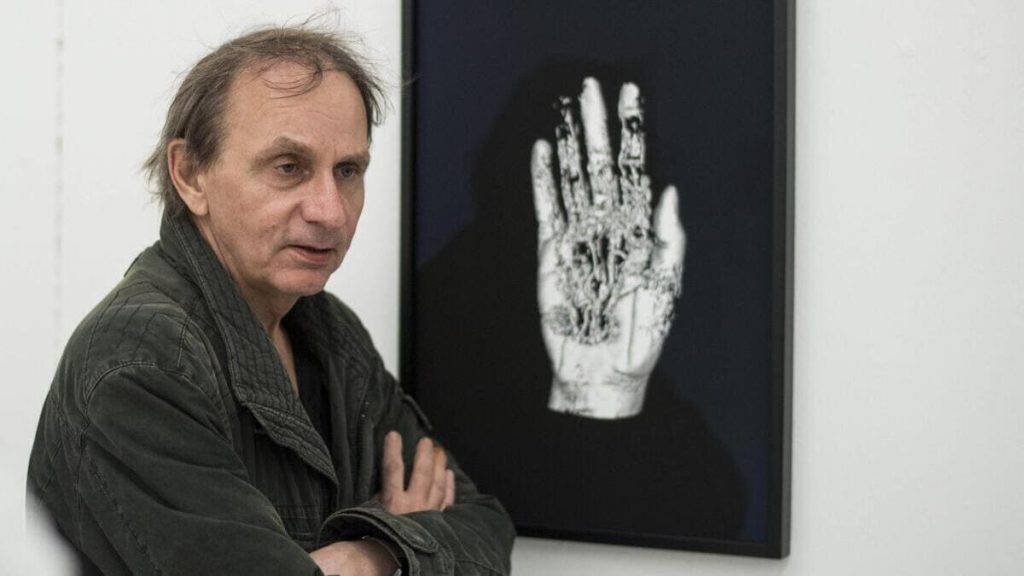 Lo scrittore e intellettuale ateo Michel Houellebecq si è schierato contro l'eutanasia in Francia