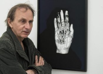 Lo scrittore e intellettuale ateo Michel Houellebecq si è schierato contro l'eutanasia in Francia