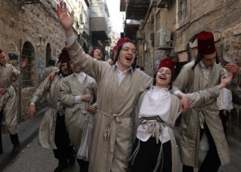 Giovani in festa per strada in Israele