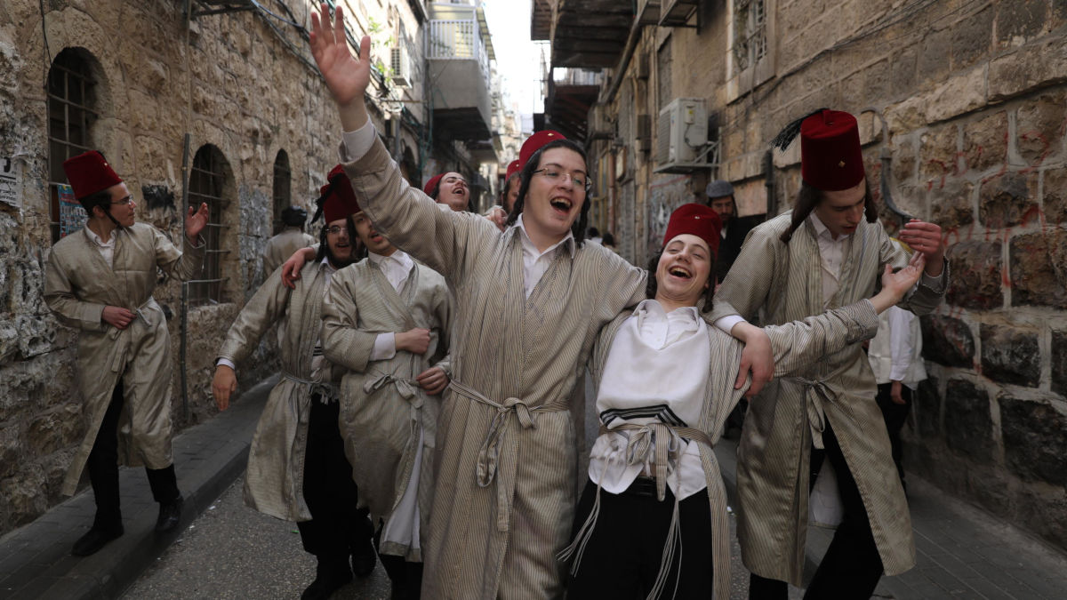 Giovani in festa per strada in Israele