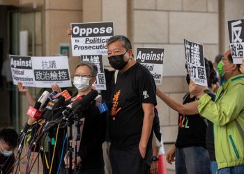 Lee Cheuk-yan durante una manifestazione di protesta contro la Cina a Hong Kong