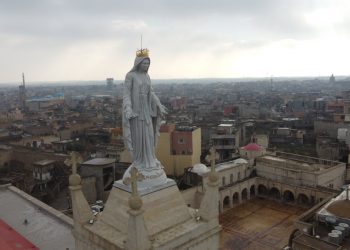 Statua della Madonna sul campanile della chiesa di Al Tahira, Qaraqosh, Iraq