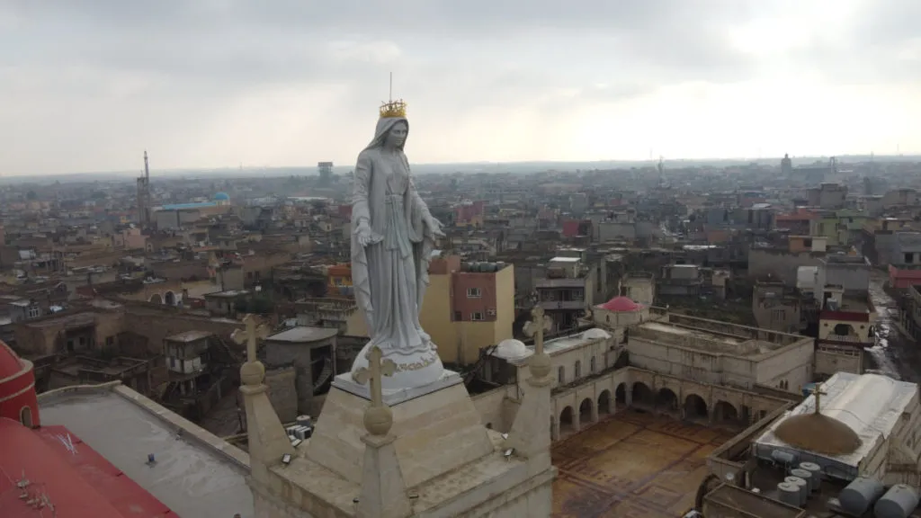 Statua della Madonna sul campanile della chiesa di Al Tahira, Qaraqosh, Iraq