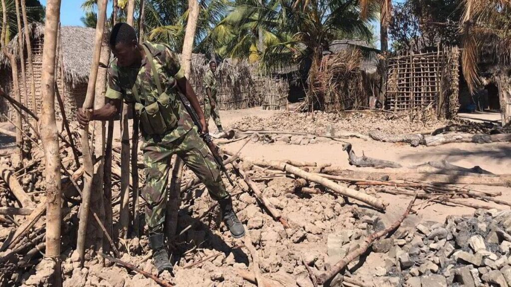 Un soldato dell'esercito del Mozambico ispeziona una città dopo un attacco dell'Isis