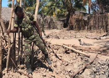 Un soldato dell'esercito del Mozambico ispeziona una città dopo un attacco dell'Isis
