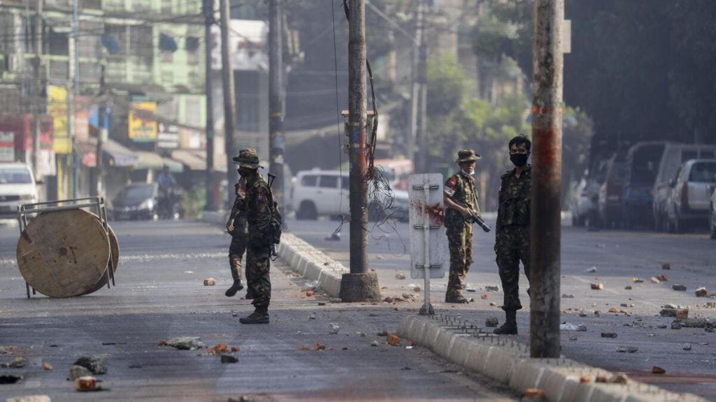 L'esercito in Myanmar disperde le proteste dei civili