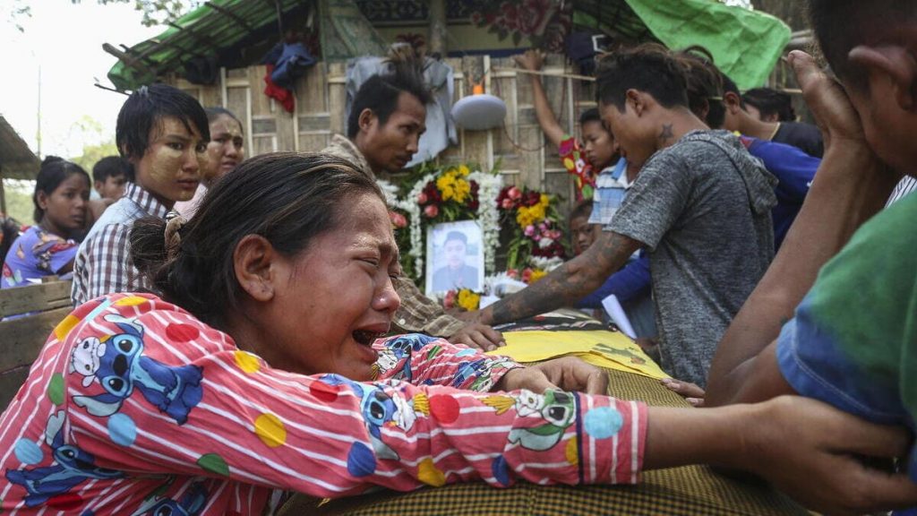 Una donna in Myanmar piange per i suoi cari uccisi dall'esercito nelle proteste contro il golpe