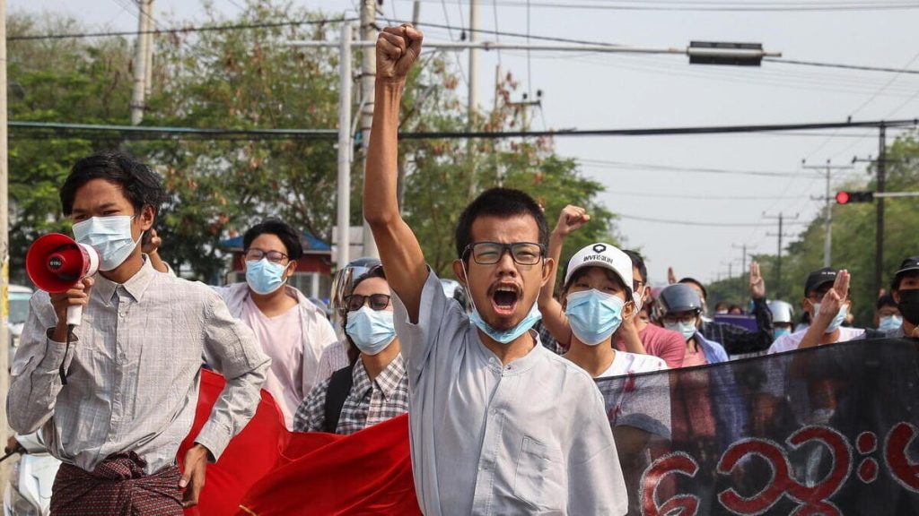 Una manifestazione a Mandalay, Myanmar, contro Tatmadaw