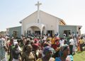 Cristiani escono da una chiesa nel nord della Nigeria al termine della funzione