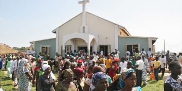 Cristiani escono da una chiesa nel nord della Nigeria al termine della funzione