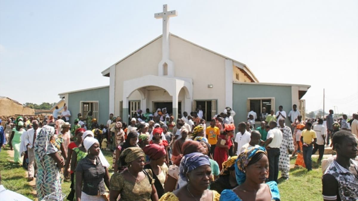 Cristiani escono da una chiesa nel nord della Nigeria al termine della funzione