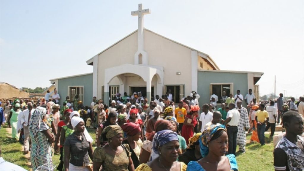 Cristiani escono da una chiesa nel nord della Nigeria al termine della funzione