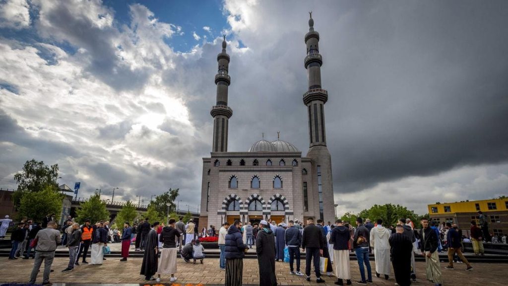 Musulmani a Rotterdam, Olanda, celebrano l'Eid, una delle feste più importanti dell'islam