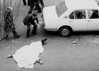 Omicidio Moro, il corpo di un agente di scorta a terra