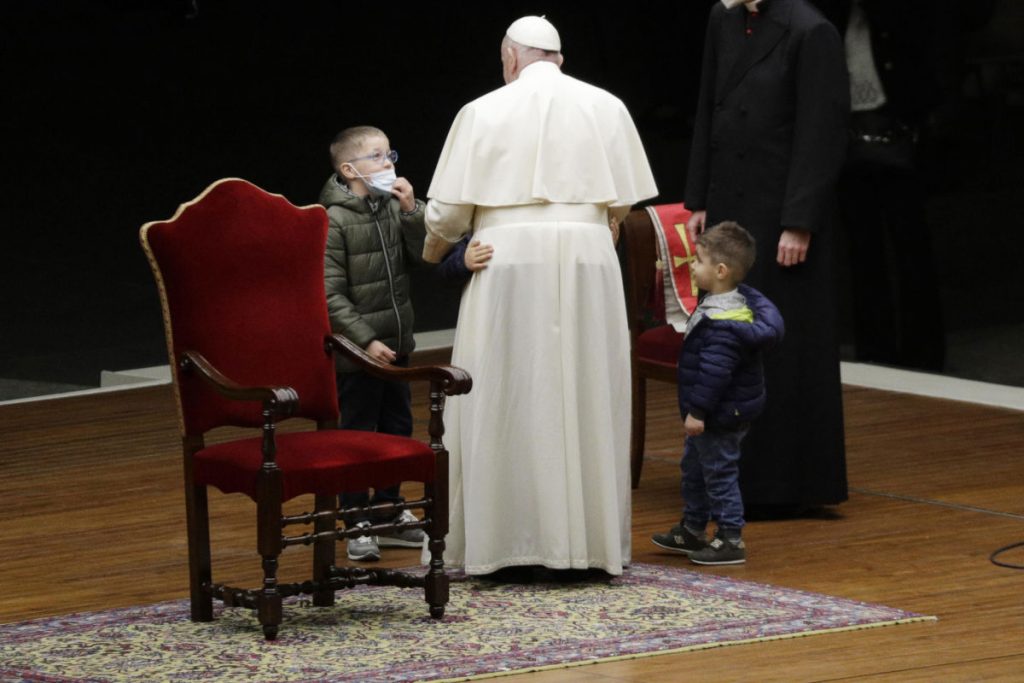 Papa Francesco con due bambini