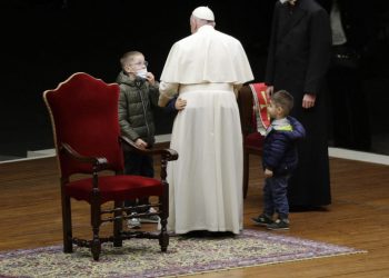 Papa Francesco con due bambini