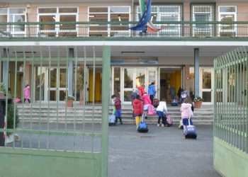 Alunni all'ingresso di una scuola elementare