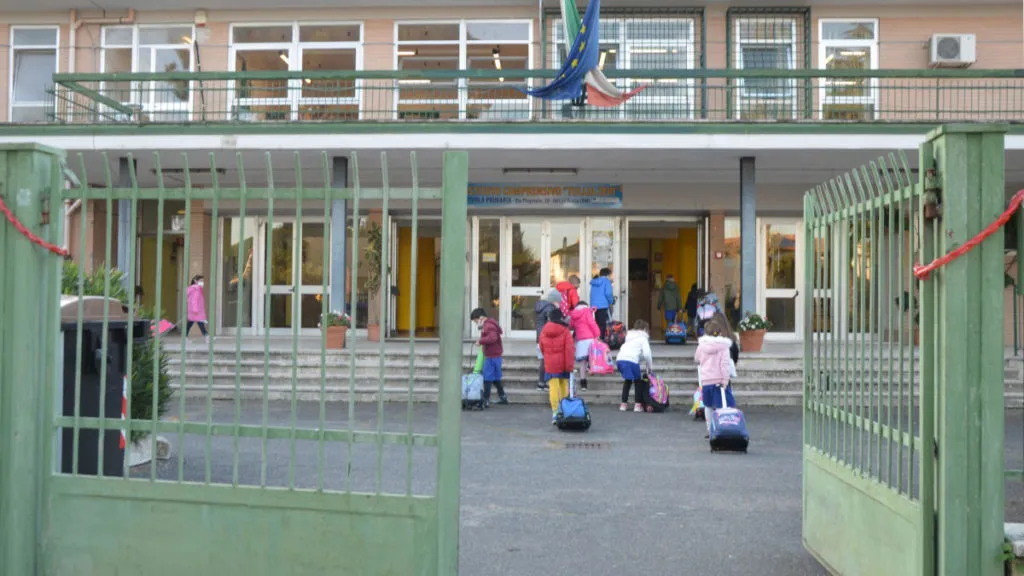 Alunni all'ingresso di una scuola elementare