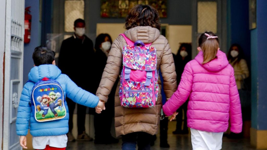 Dopo lo stop, i bambini a Napoli ritornano a scuola