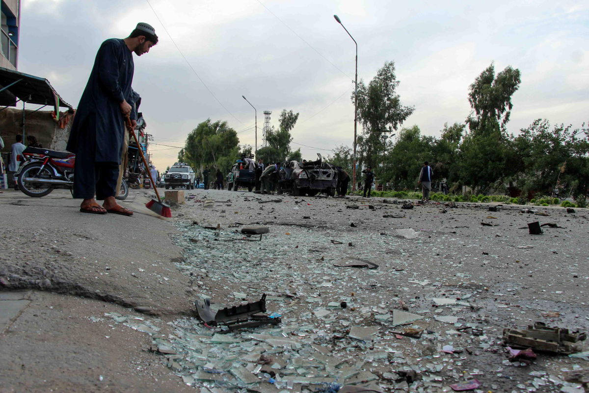 Rottami sulla scena di un attentato terroristico a Kandahar, Afghanistan