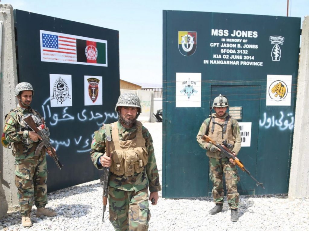 Soldati dell'esercito afghano in una ex base militare americana