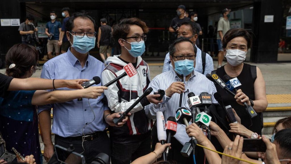 Albert Ho parla davanti al tribunale a Hong Kong prima del processo