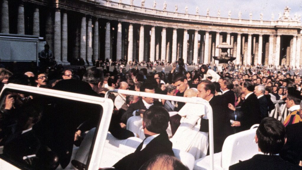 Giovanni Paolo II ferito da un colpo di pistola in piazza San Pietro