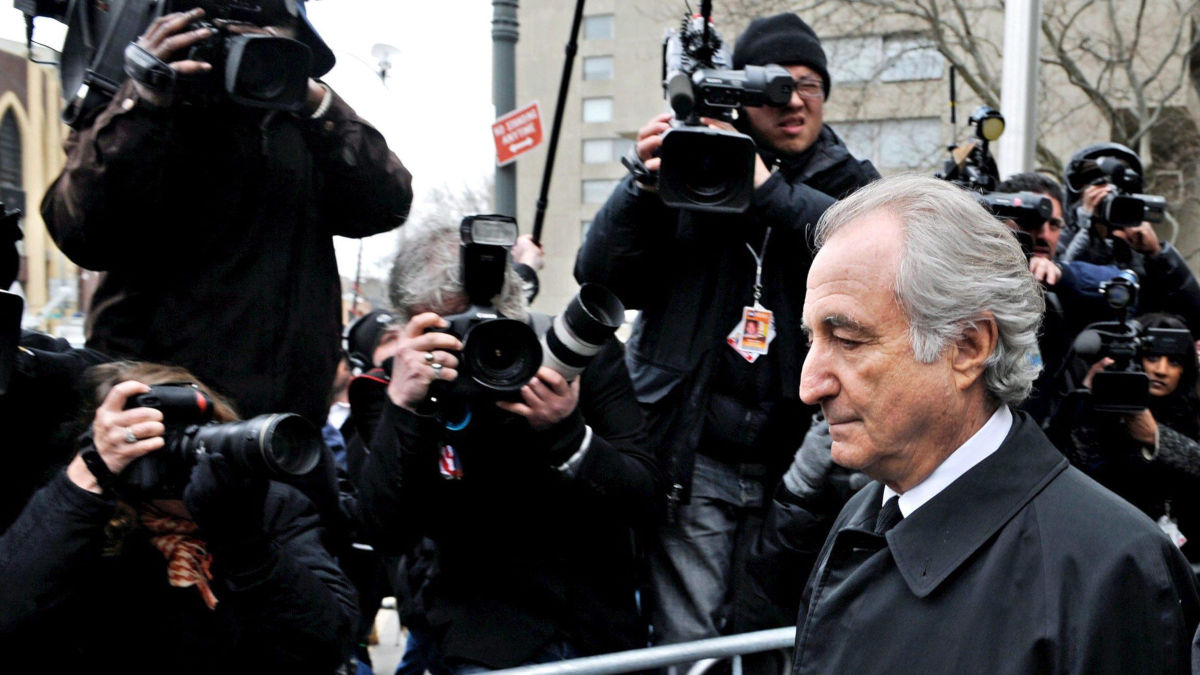 Bernard Madoff sfila davanti ai fotografi fuori dal tribunale di New York