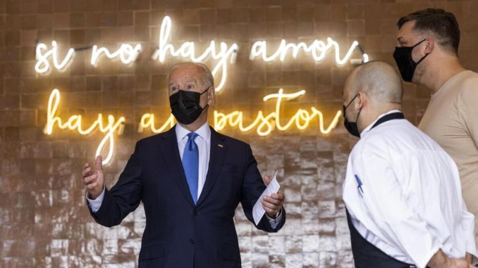 Biden in visita a un ristorante di New York