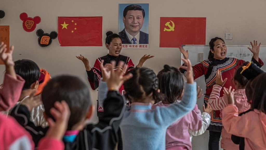 Bambini in un asilo in Cina acclamano Xi Jinping