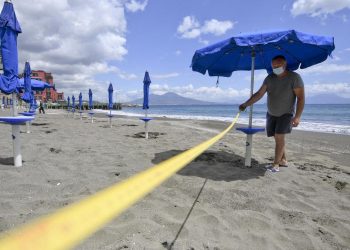 Covid, le spiagge si attrezzano per la riapertura