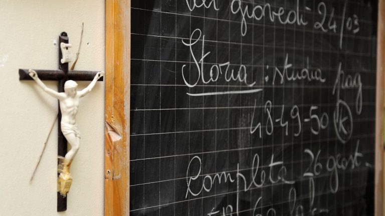 Dalle aule alla Cassazione. Il Crocifisso torna davanti ai giudici