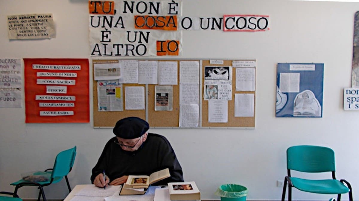 Don Antonio Villa nella sua scuola a Tarcento