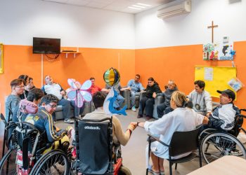 Attività di gruppo con i disabili in un locale della Fondazione Sacra Famiglia