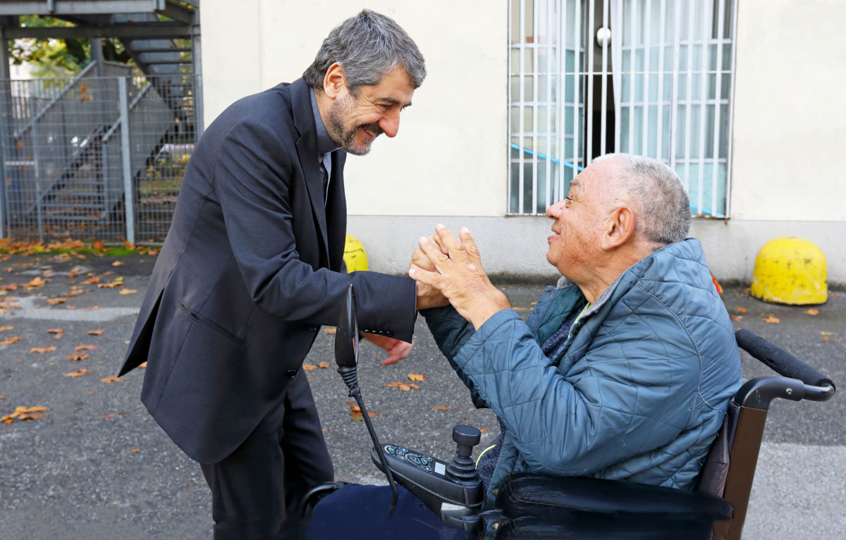 Il presidente don Marco Bove con un ospite della Fondazione Sacra Famiglia