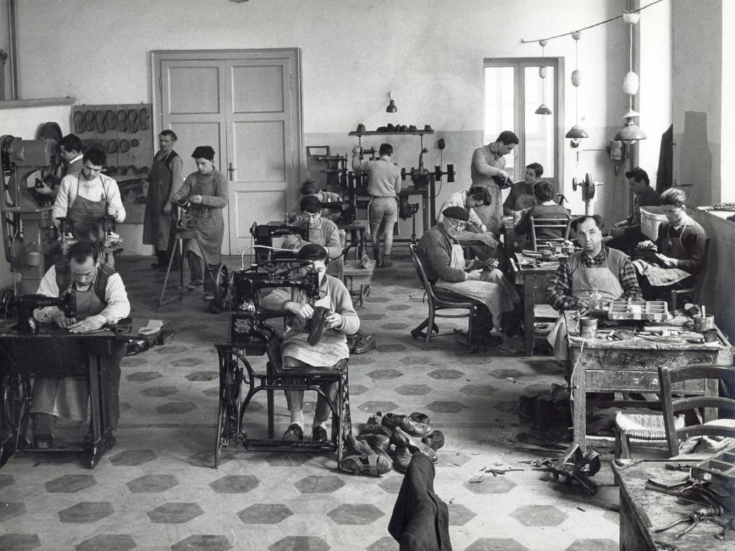 Foto di archivio del laboratorio artigianale di calzoleria della Fondazione Sacra Famiglia