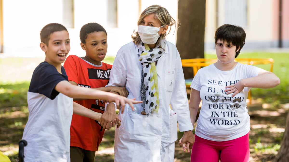 Giovani ospiti della Fondazione Sacra Famiglia a passeggio con una volontaria