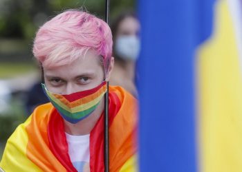 Un manifestante trans al Gay Pride