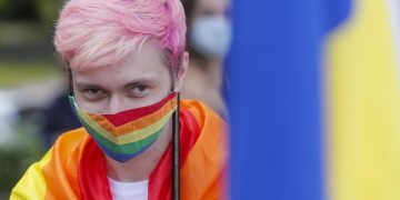 Un manifestante trans al Gay Pride